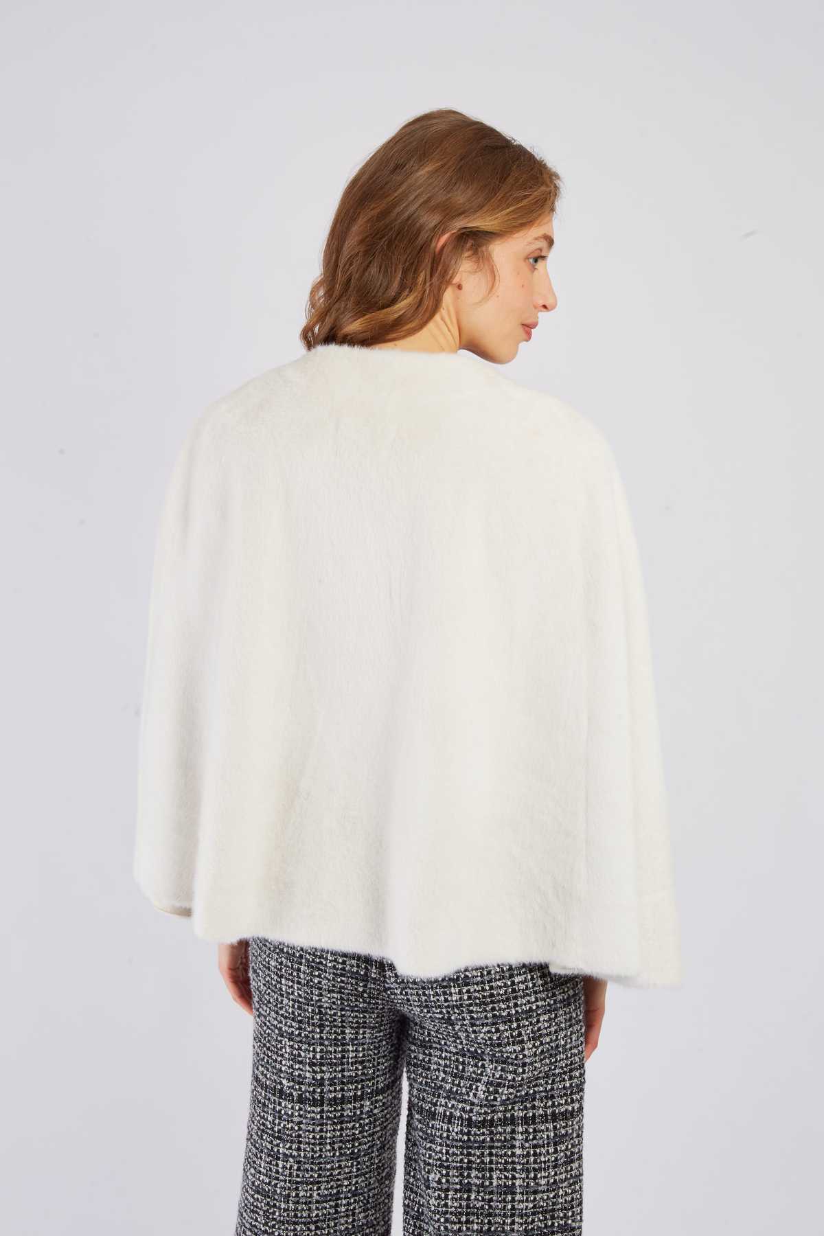 Regine Cape, Ecru