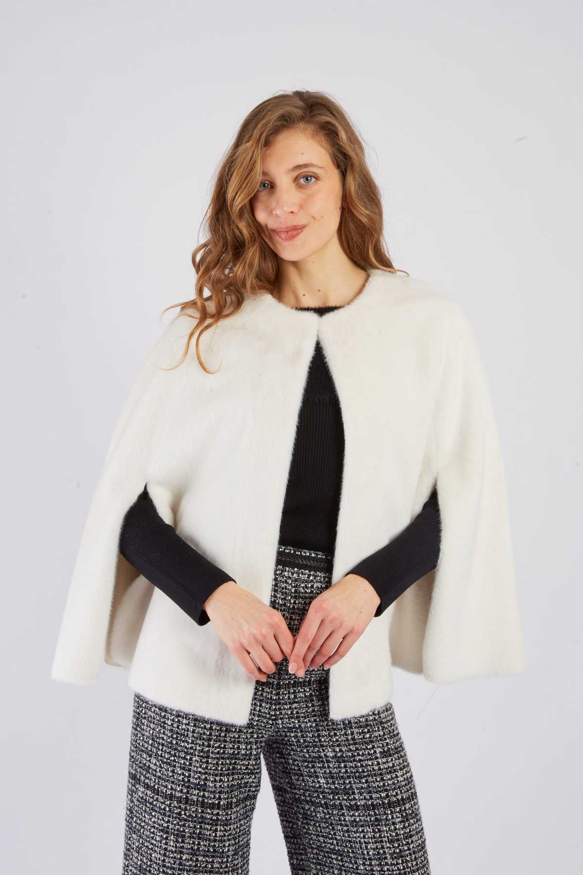 Regine Cape, Ecru