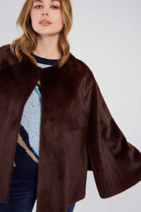 Regine Cape, Brown