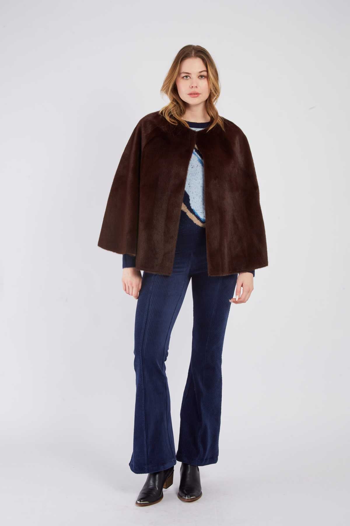 Regine Cape, Brown