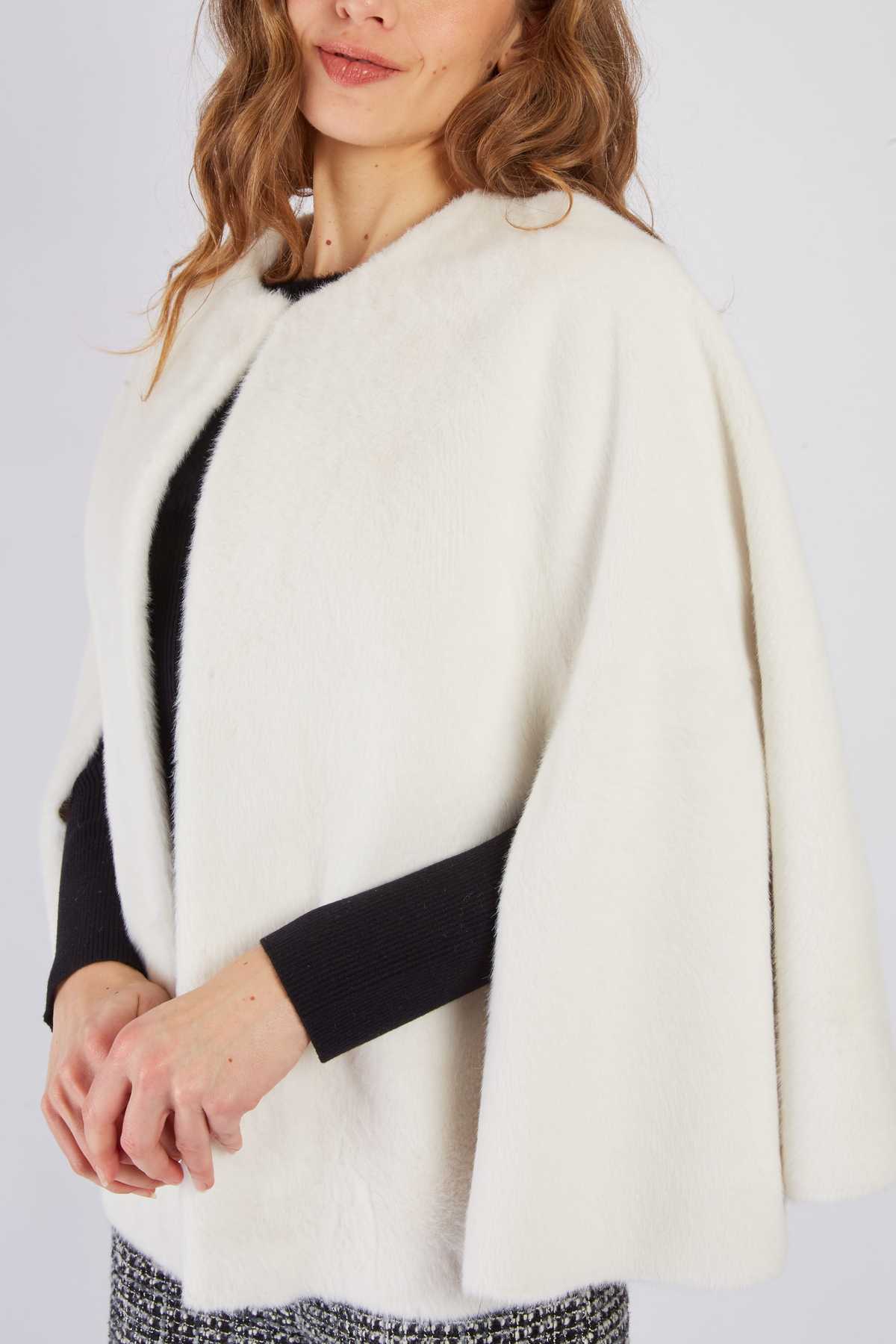 Regine Cape, Ecru