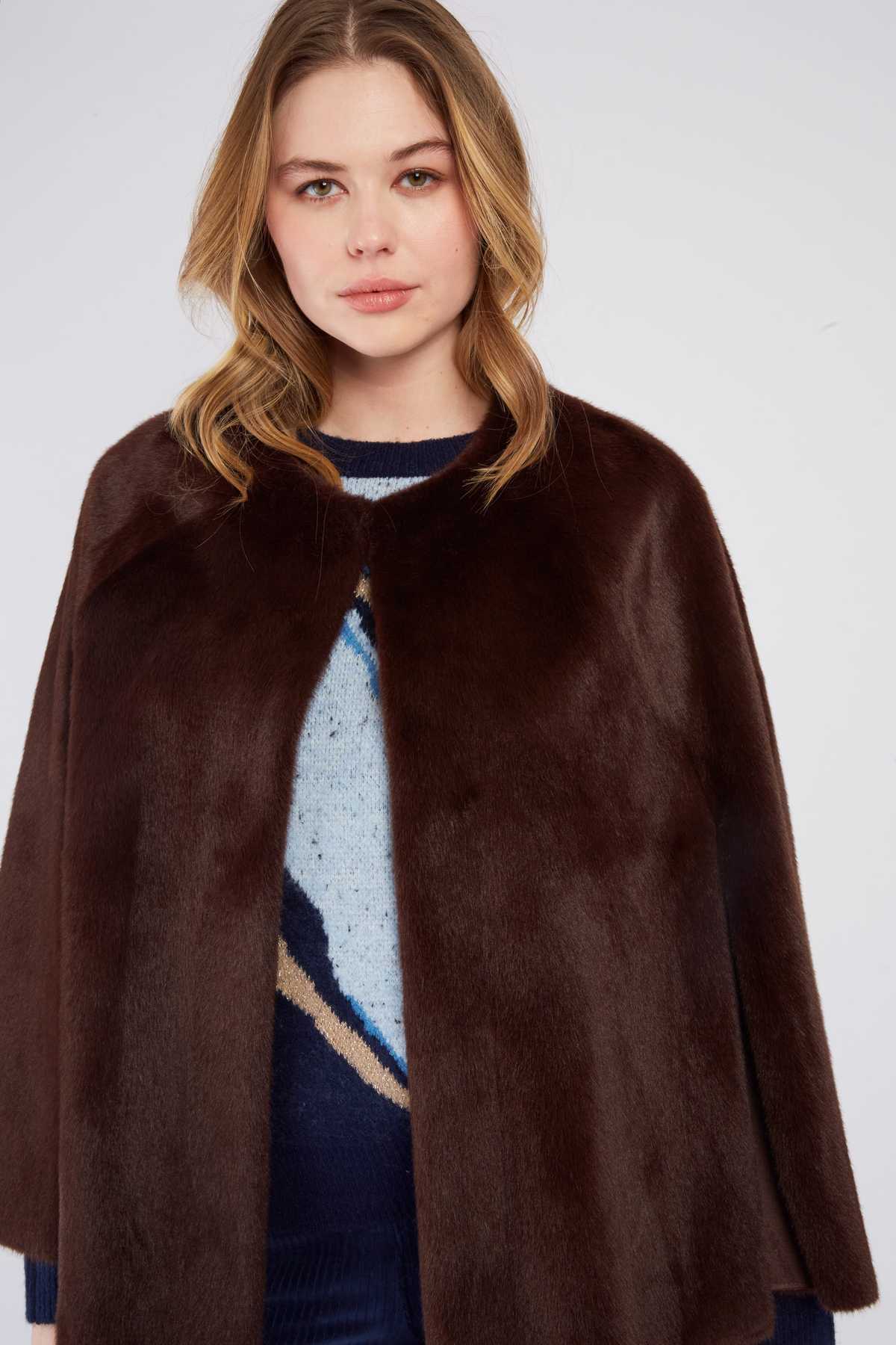 Regine Cape, Brown