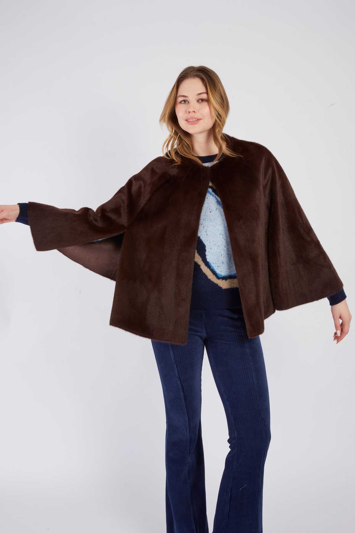 Regine Cape, Brown